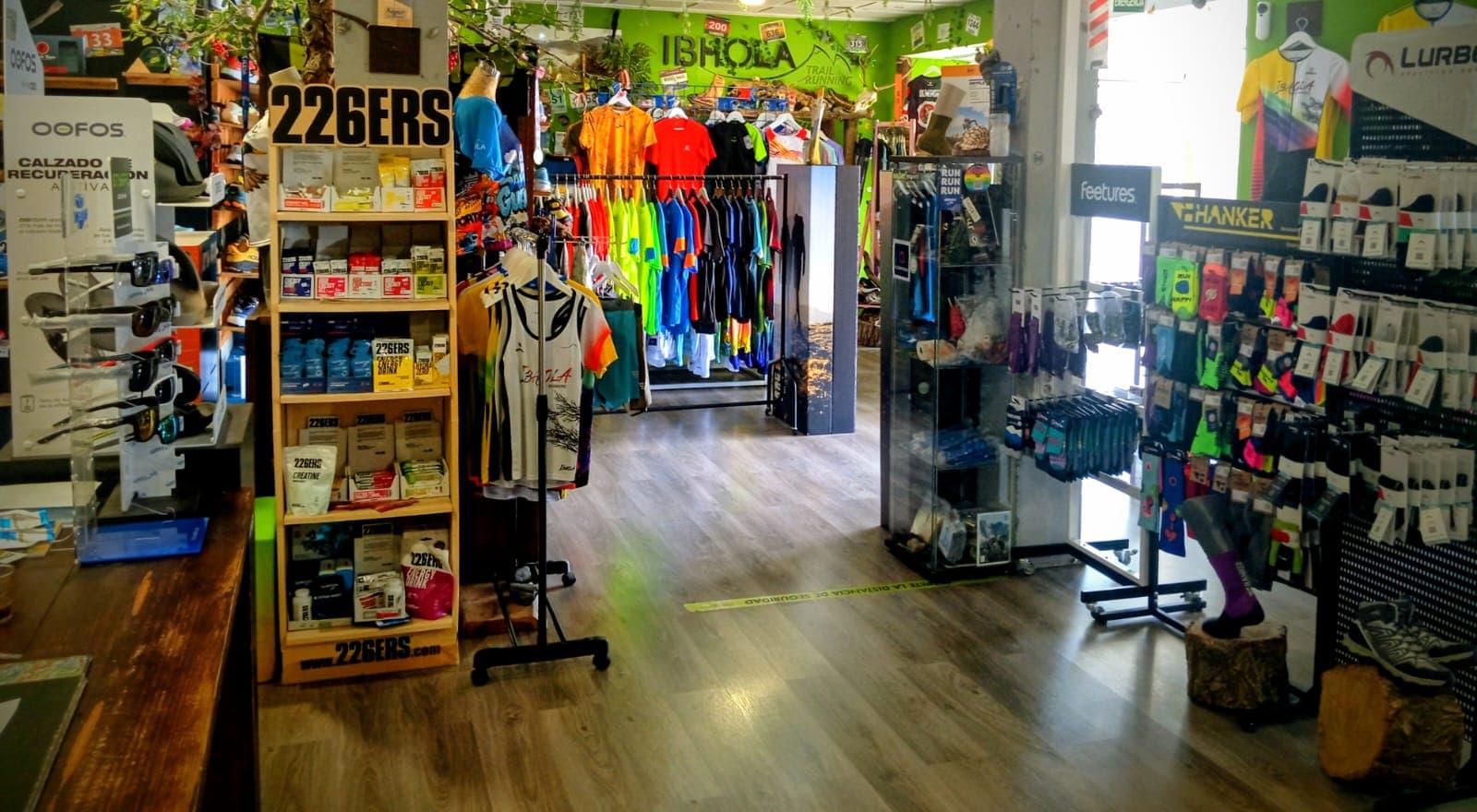 Entrada y zona de textil de la tienda IBHOLA