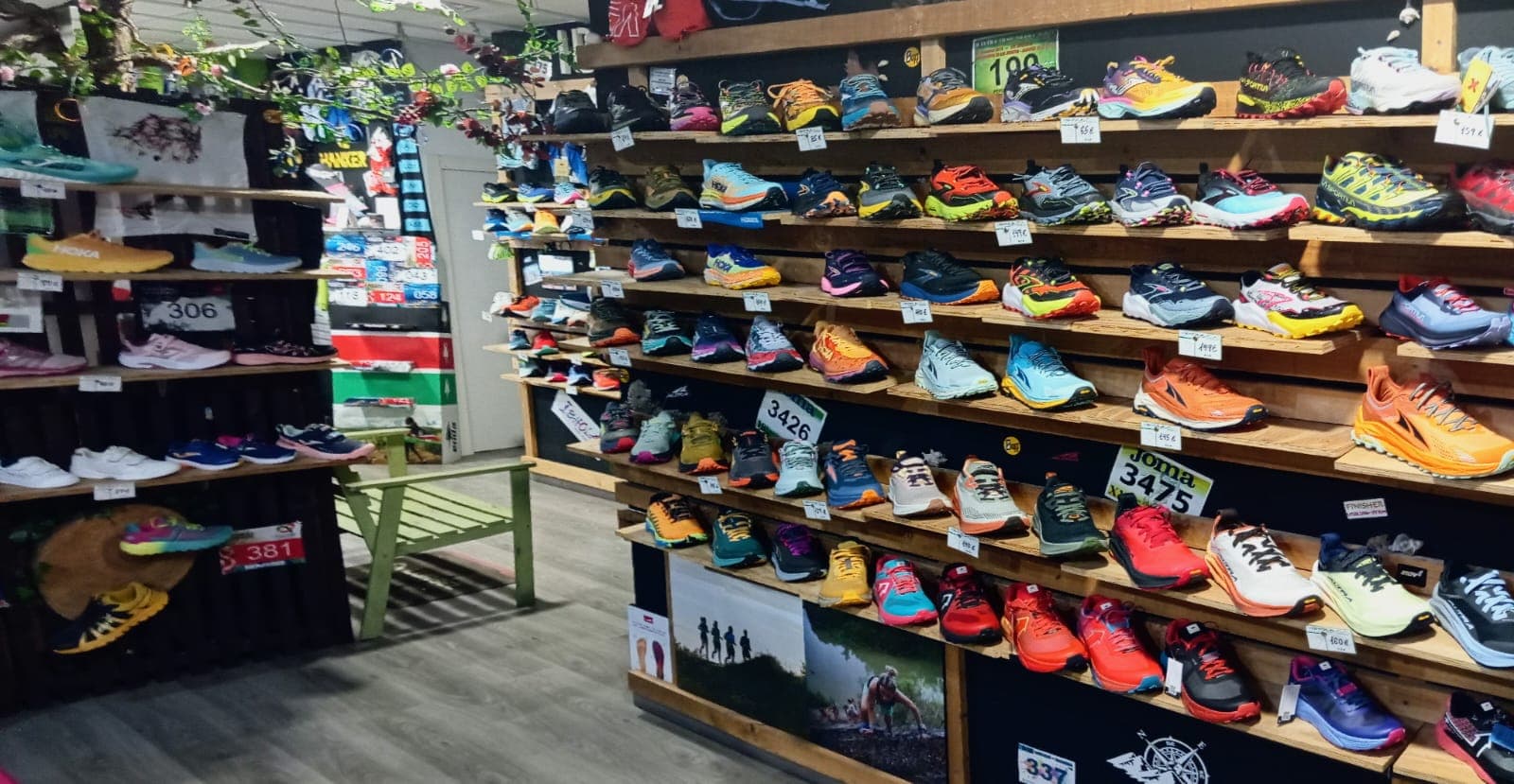 Exposición de calzado de trail y running en IBHOLA