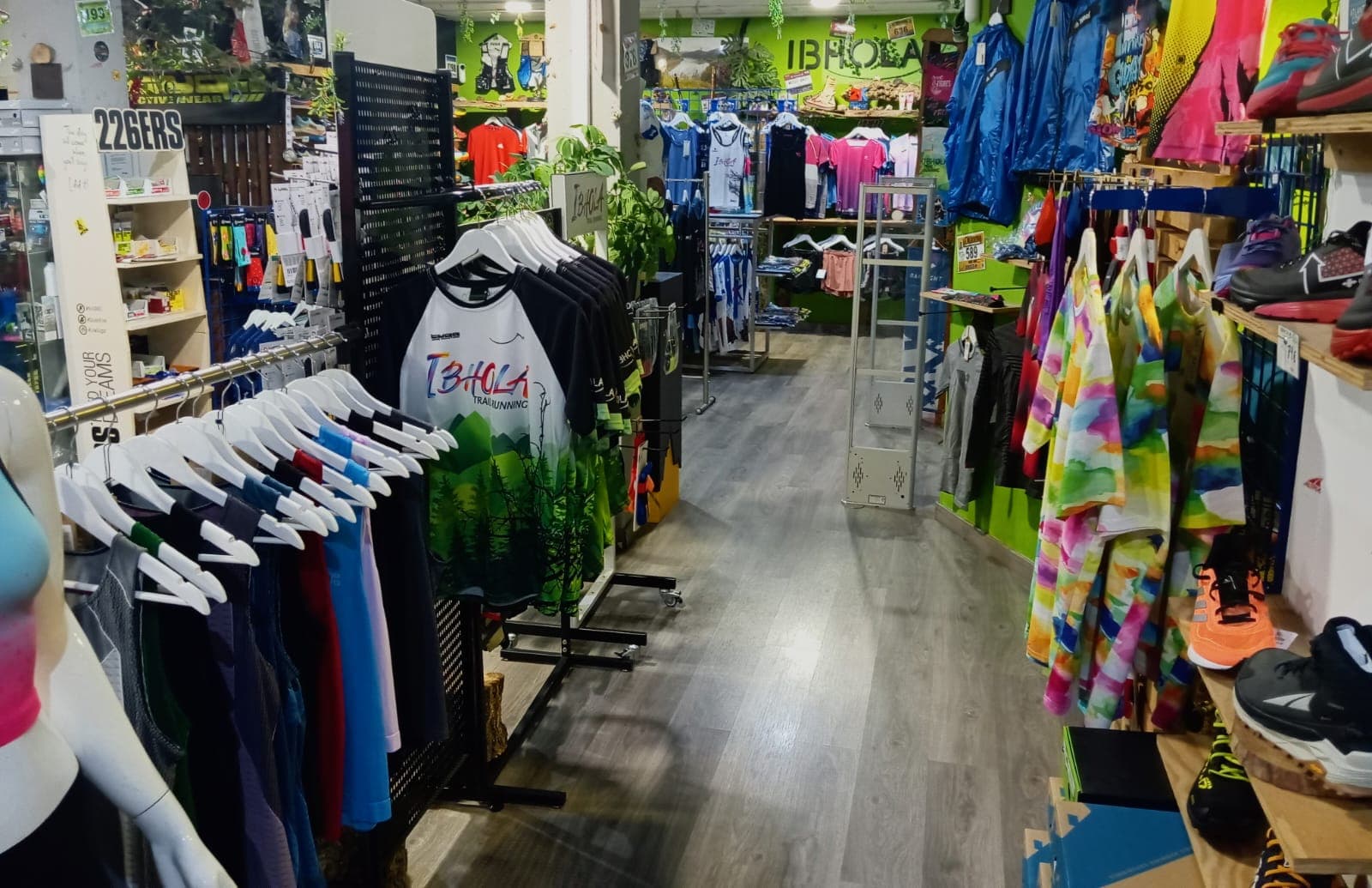 Pasillo interior con ropa técnica de IBHOLA